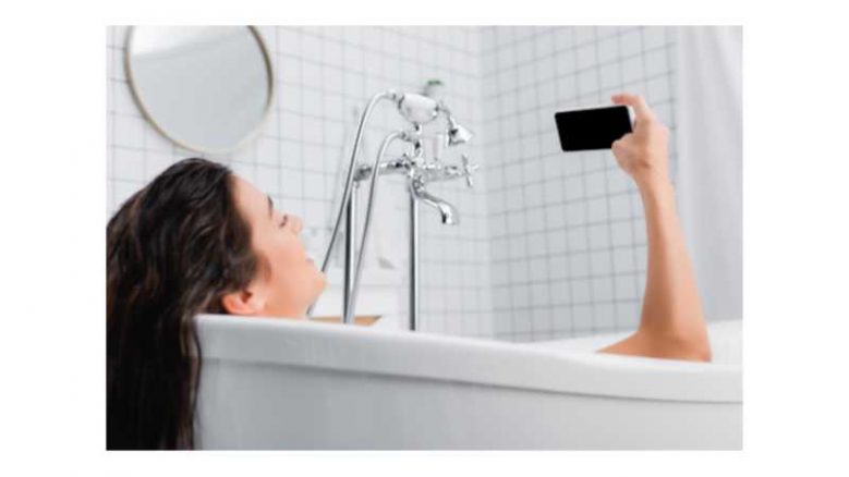 Tödlicher Unfall – Smartphone fällt in Badewanne und löst Stromschlag aus